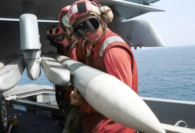 AIM-7 Sparrow - takieta powietrze-powietrze współtworzona przez Mitsubishi Heavy Industries AIM-7 Sparrow - takieta powietrze-powietrze współtworzona przez Mitsubishi Heavy Industries