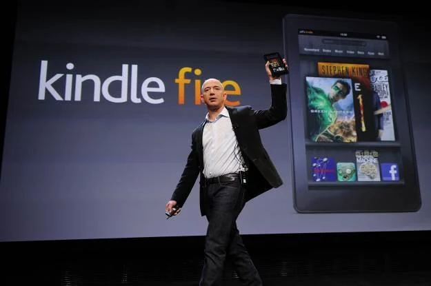 Jeff Bezos, szef Amazona, prezentuje tablet/e-booka Kindle Fire