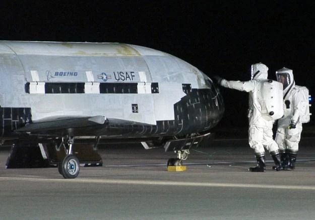 Air Force  X-37B - kosmiczny samolot przedłuża pobyt w przestrzeni