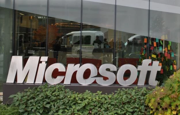 Jeden z wielu budynków Microsoft na kampusie w Redmond, w tle widać choinkowe zbieranie prezentów