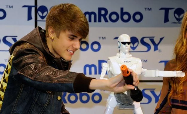 TOSY mRobo - to dla niego na CES 2012 pojawił się Justin Bieber