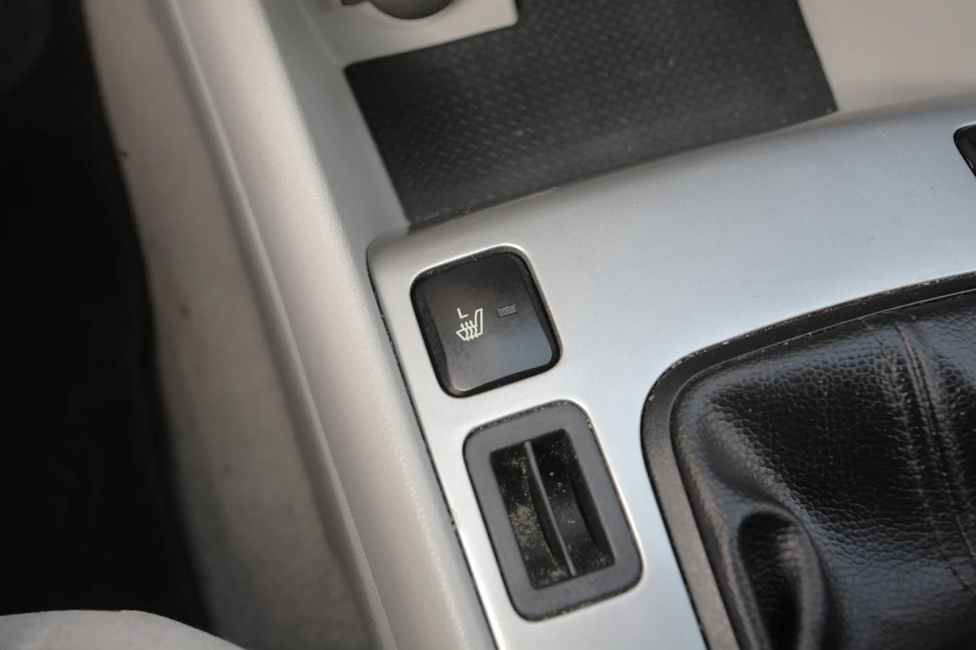 Podgrzewanie foteli montowano rownież do tapicerki z materiału. Podgrzewanie foteli montowano rownież do tapicerki z materiału.