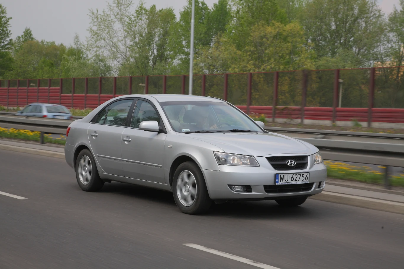 Sonata, która zadebiutowała w 2005 r., nie zachwyci fanów oryginalnej stylizacji, ale nie powinno to przesłaniać jej zalet. Sonata, która zadebiutowała w 2005 r., nie zachwyci fanów oryginalnej stylizacji, ale nie powinno to przesłaniać jej zalet.