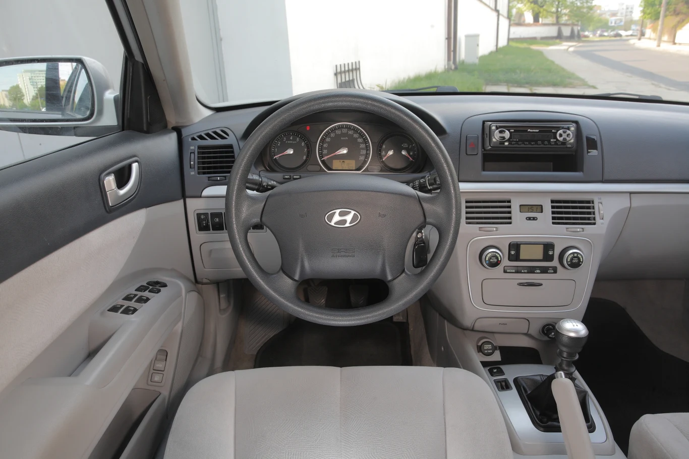 Trudno uznać to wnętrze za ładne. Jest po prostu nijakie, a plastiki prezentują przeciętną jakość. Ma jednak swoją zaletę: przestronność i to w każdym kierunku. Trudno uznać to wnętrze za ładne. Jest po prostu nijakie, a plastiki prezentują przeciętną jakość. Ma jednak swoją zaletę: przestronność i to w każdym kierunku.