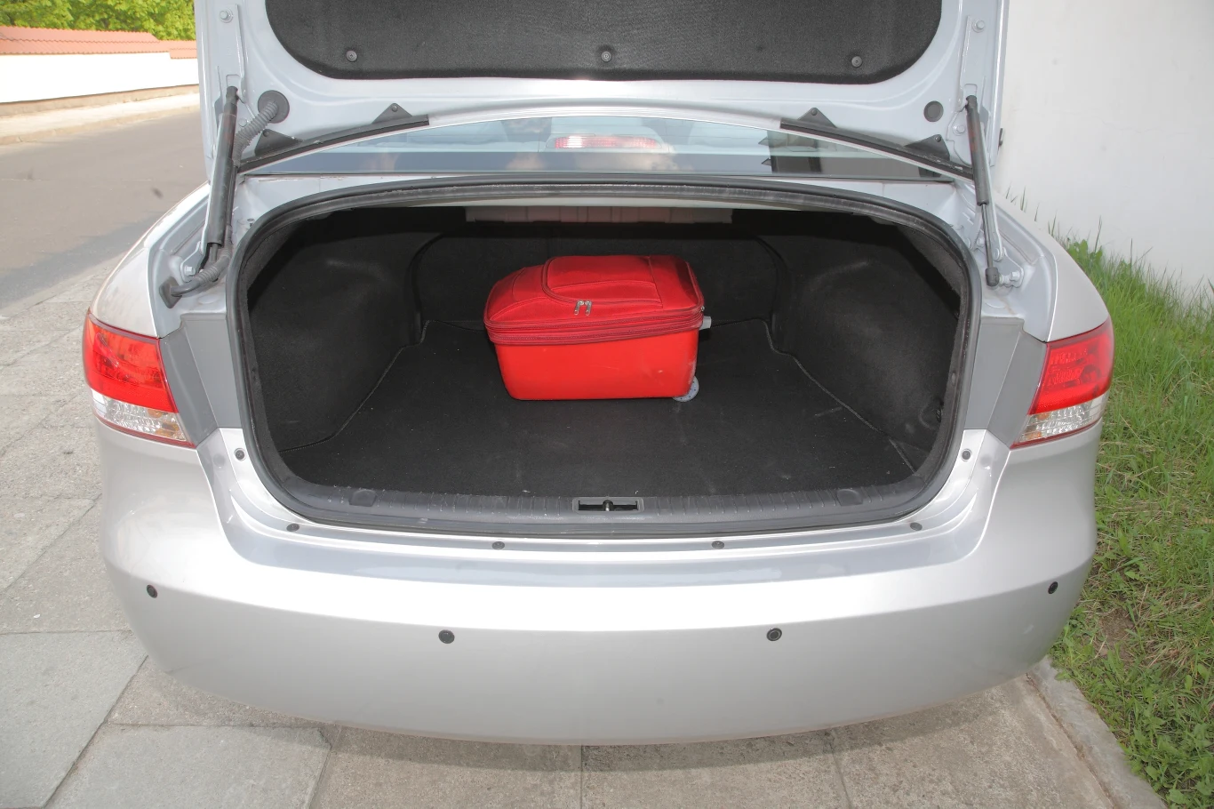 523 litry: taka jest pojemność bagażnika. Zawiasy elegancko schowane. 523 litry: taka jest pojemność bagażnika. Zawiasy elegancko schowane.