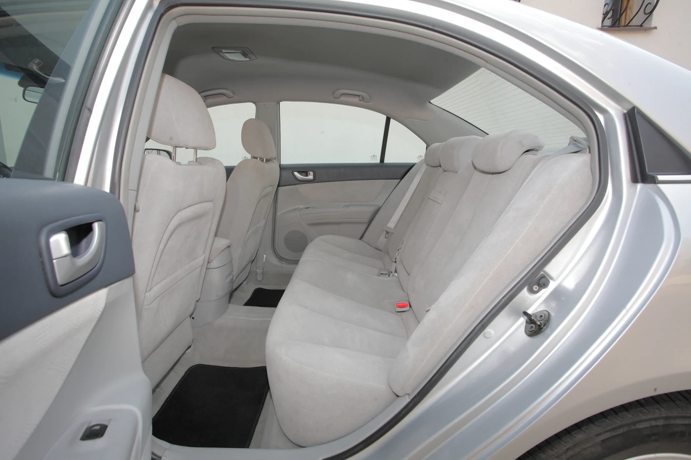 Z tyłu jest mnostwo miejsca nie tylko na nogi, ale też na głowę. Z tyłu jest mnostwo miejsca nie tylko na nogi, ale też na głowę.