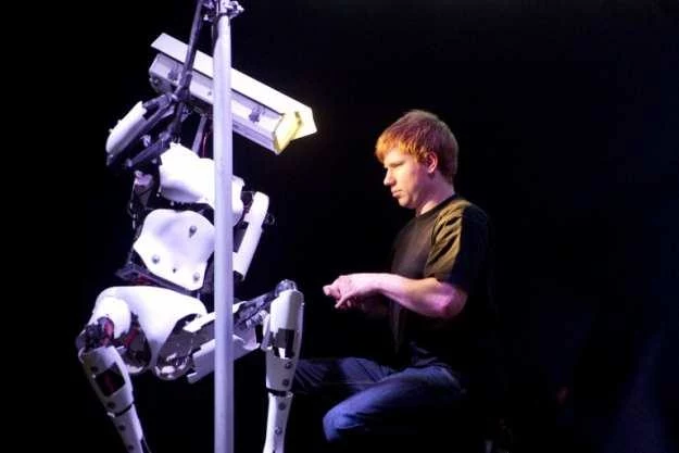 O to, przynajmniej na razie, najważniejszy news z targów CeBIT 2012 - robot tańczący na rurze