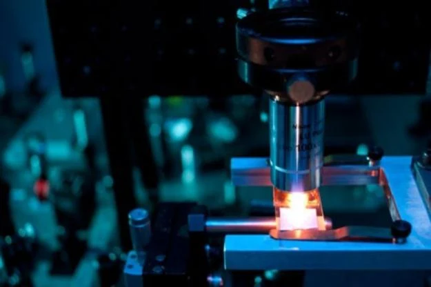 Kluczowym elementem okazał się laser femtosekundowy. Fot. seas.harvard.edu Kluczowym elementem okazał się laser femtosekundowy. Fot. seas.harvard.edu