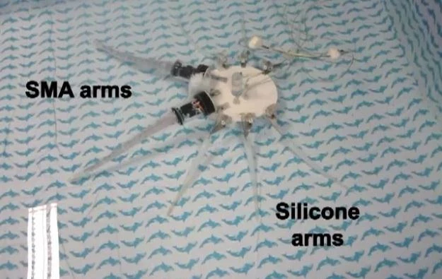 Projekt Octopus - mechaniczna ośmiornica kroczy po dnie zbiornika wodnego