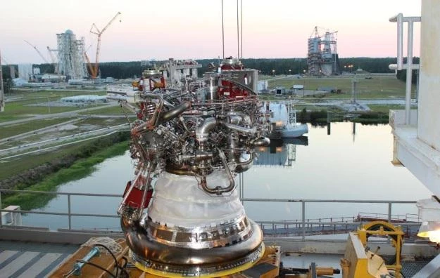 NASA umieszcza silnik na platformie.   Fot. NASA