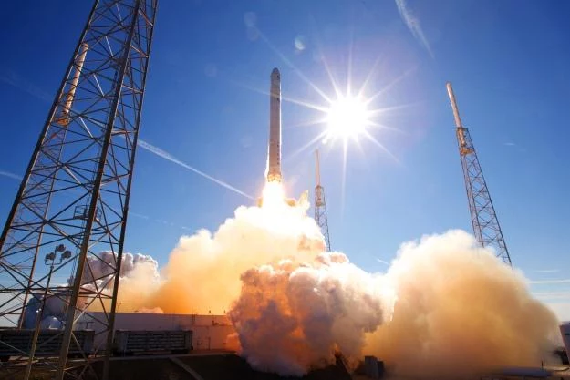 Rakieta Falcon 9 startuje z przylądka Cape Canaveral.  Fot. Chris Thompson/ SpaceX