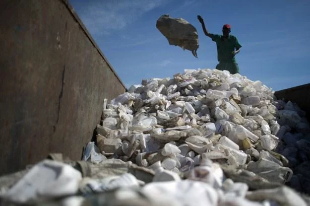 Plastikowe torebki i butelki są łatwe w recyklingu