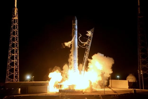 Start rakiety Falcon 9 z kapsułą Dragon na pokładzie.   Fot. Space X