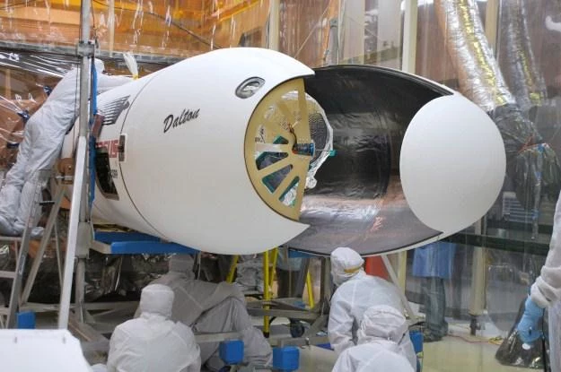 NuSTAR wielkościowo zbliżony jest do szkolnego autobusu (Fot. NASA) NuSTAR wielkościowo zbliżony jest do szkolnego autobusu (Fot. NASA)