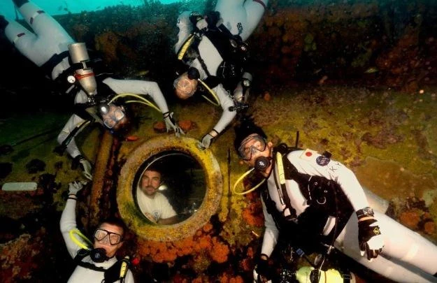 Załoga na tle podwodnej bazy Aquarius. Fot. NASA Załoga na tle podwodnej bazy Aquarius. Fot. NASA