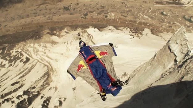 Skoczek leciał z prędkością 200 km/h.  Fot. RedBull