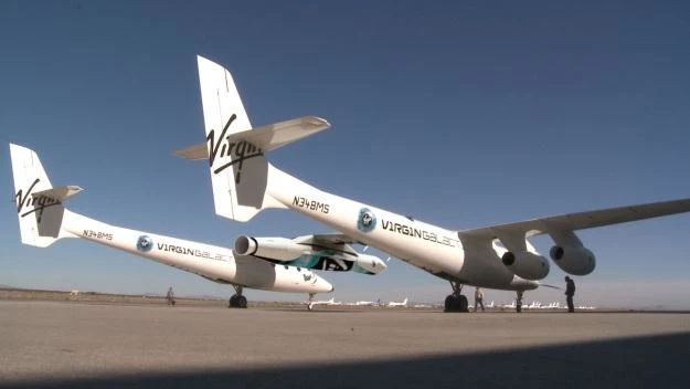 LauncherOne z podpiętym ładunkiem.   Fot. Virgin Galactic