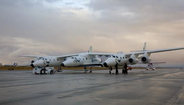 SpaceShipTwo podczepiony do maszyny wznoszącej.    Fot. Virgin Galactic