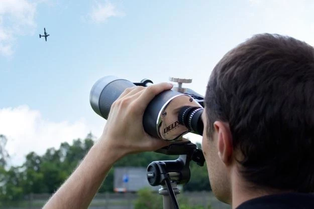 Planespotting robi się coraz bardziej popularny - jaki sprzęt do niego wykorzystać?