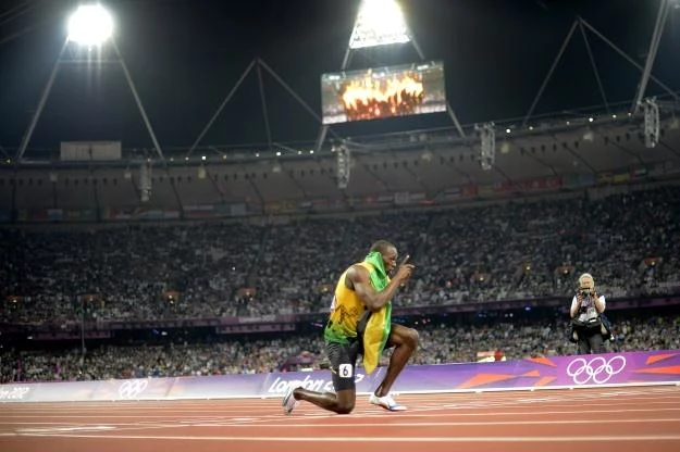 Usain Bolt cieszy się z wygranego sprintu