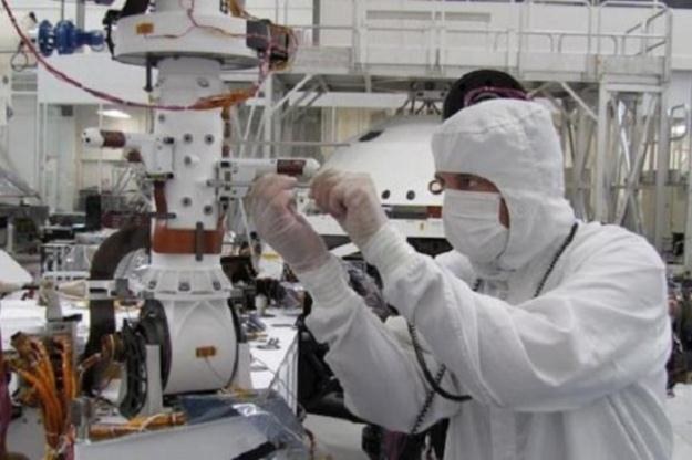 Environmental Monitoring Station - ogół urządzeń do pomiarów meteorologicznych.  Fot. NASA