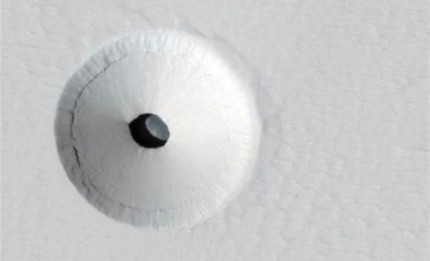 Wejście do jednej z marsjańskich "jaskiń". Fot. NASA Wejście do jednej z marsjańskich "jaskiń". Fot. NASA