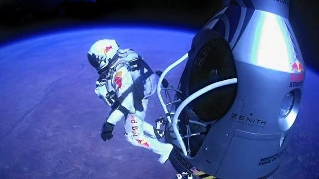 Felix Baumgartner na skraju kapsuły na wysokości 39 km