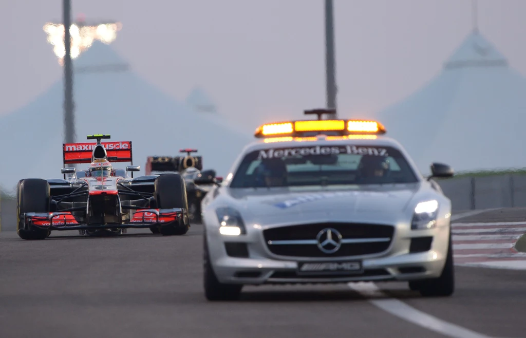 Lewis Hamilton jedzie za  safety car na  Yas Marina 