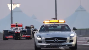 Lewis Hamilton jedzie za  safety car na  Yas Marina 