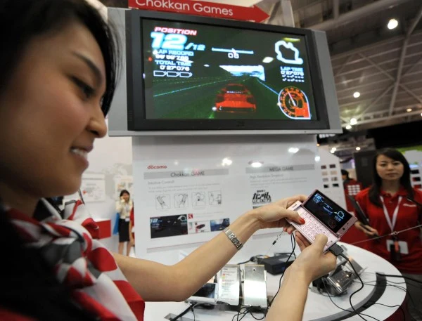 Telefon Do Co Mo i-mode z grą Ridge Racer - całość podłączona do telewizora LCD.