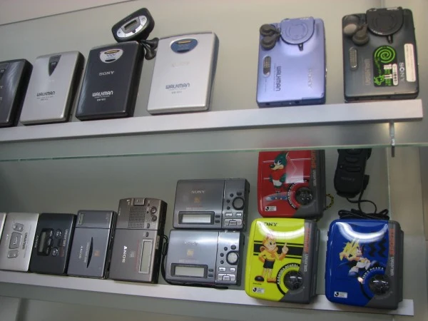 Walkman był dostępny w wielu kolorach i kształtach. Stał się symbolem przenośnej muzyki.
