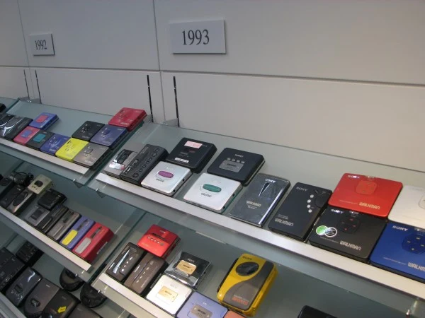 Wraz z prześciem z kasety magnetofonowej na płyty CD, musiał zmienić się także Walkman.