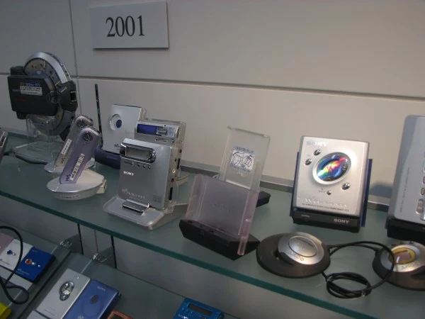 Miejsce płyty CD miały zająć kolejne formaty, m.in. MD. Nie udało się jednak powtórzyć sukcesu odtwarzaczy Walkman i Discman.