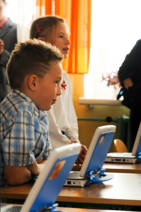 W projekcie będzie uczestniczyć także 8 nauczycieli w tym 4 nauczania zintegrowanego oraz 4 nauczycieli języków obcych. Szkolenie w zakresie wykorzystania nowych narzędzi nauczania prowadzi Ogólnopolska Fundacja Edukacji Komputerowej.