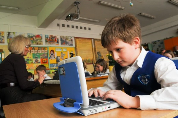 Podczas codziennych zajęć nauczyciel za pomocą swojego notebooka i technologii bezprzewodowych ma pełną kontrolę nad tym w jaki sposób dzieci korzystają z komputerów.