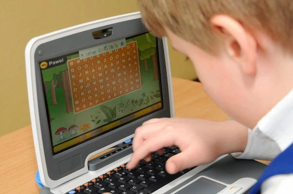 Rozwiązanie, z którego korzysta śląska podstawówka składa się z 24 netbooków Classmate PC, notebooka dla nauczyciela, serwera szkolnego oraz oprogramowania i infrastruktury sieci bezprzewodowej.