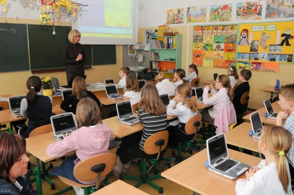 Lekcje czas zacząć - zamiast ciężkich podręczników, komputery