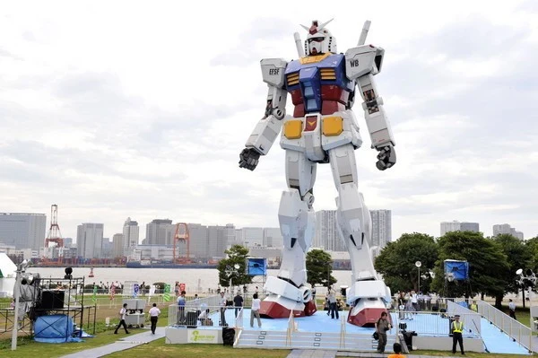 Fastynacja Japończyków wielkimi robotami pozostaje absolutnie niezrozumiała dla  Białego Człowieka. Na 30-lecie powstania animacji "Mobile Suit Gundam" Japończycy przygotowali 18-metrową replikę robota z popularnego serialu