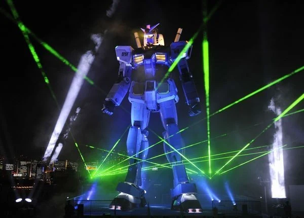 Fastynacja Japończyków wielkimi robotami pozostaje absolutnie niezrozumiała dla  Białego Człowieka. Na 30-lecie powstania animacji "Mobile Suit Gundam" Japończycy przygotowali 18-metrową replikę robota z popularnego serialu
