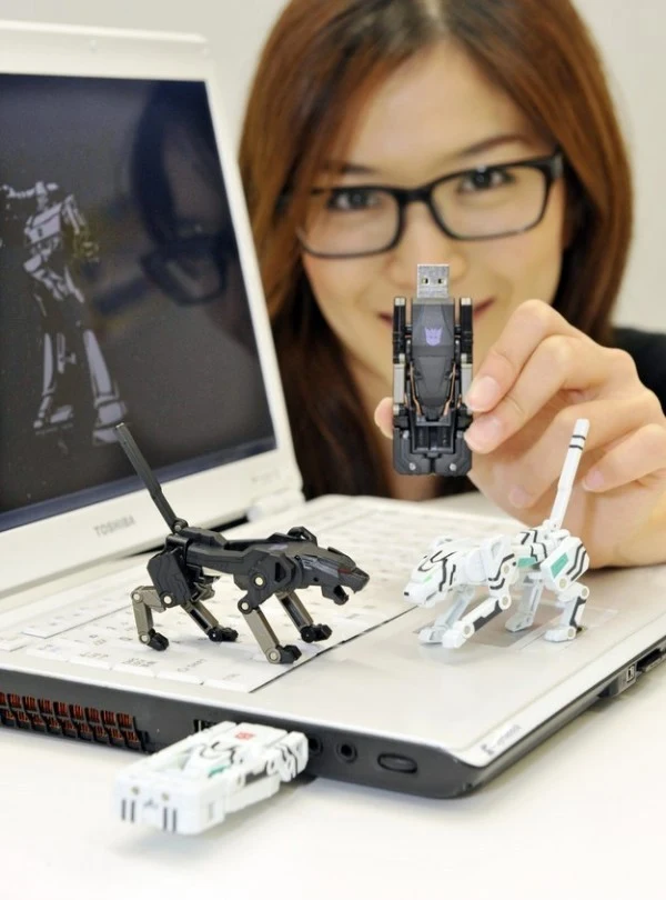 Pamięć przenośna 2GB, która potrafi przybrać kształt jednego z robotów znany z serialu animowanego/serii komiksów "Transformers".