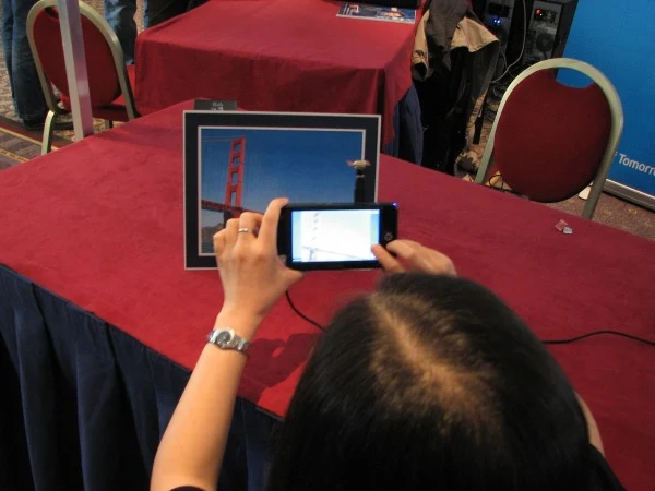 Wszystko wskazuje na to, że także technologia Augmented Reality (AR) będzie standardem - dzięki niej będziemy mogli np. zrobić zdjęcie konkretnego obiektu i od razu otrzymać o nim informacje.