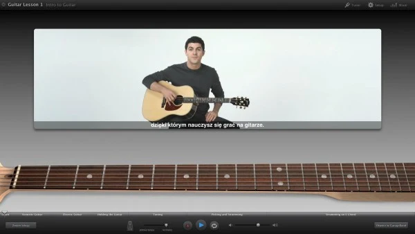 Dzięki Macowi można nauczyć się grać na gitarze lub pianinie