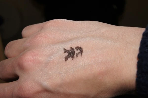 Ten Mario oznaczał, że legalnie dostaliśmy się na imprezę. Niezła pieczątka. Ten Mario oznaczał, że legalnie dostaliśmy się na imprezę. Niezła pieczątka.