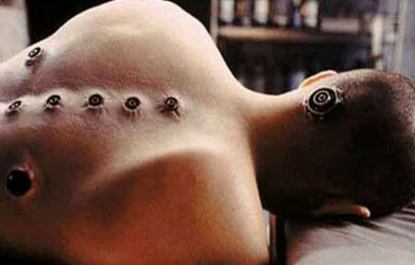 Bezpośrednie podłączenie do mózgu - dzięki temu możemy wgrać sobie dowolną wiedzę - film "Matrix"