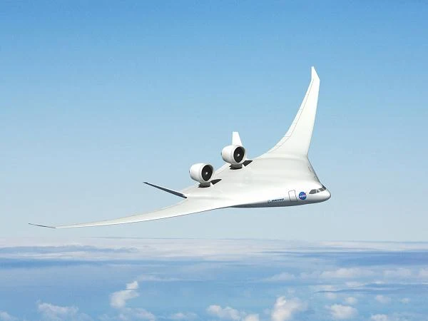 Boeing ma charakterystycznie umieszczone silniki. Kadłub zaprojektowano w układzie latającego skrzydła. Fot. NASA