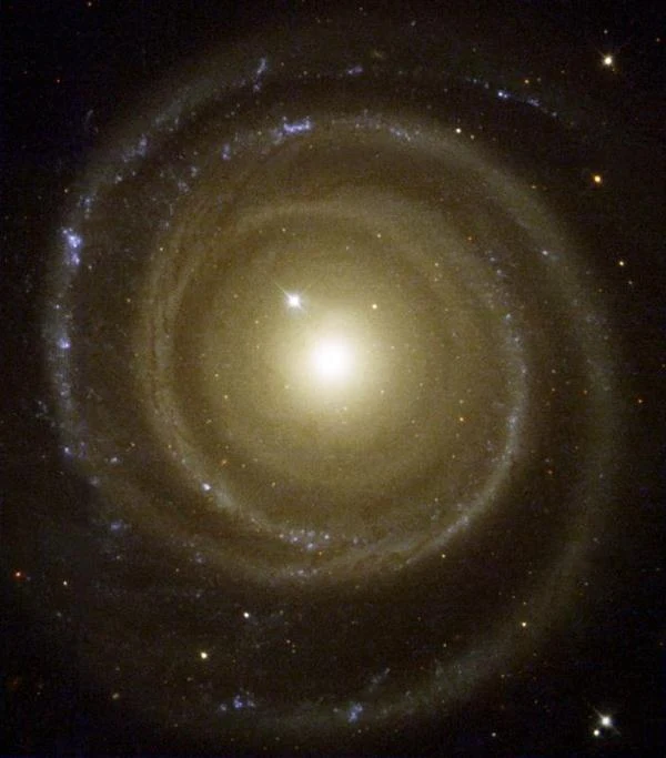 NGC 4622 to galaktyka spiralna znajdująca się w gwiazdozbiorze Centaura. Jest oddalona o 200 milionów lat świetlnych od Ziemi. NGC 4622 to galaktyka spiralna znajdująca się w gwiazdozbiorze Centaura. Jest oddalona o 200 milionów lat świetlnych od Ziemi.