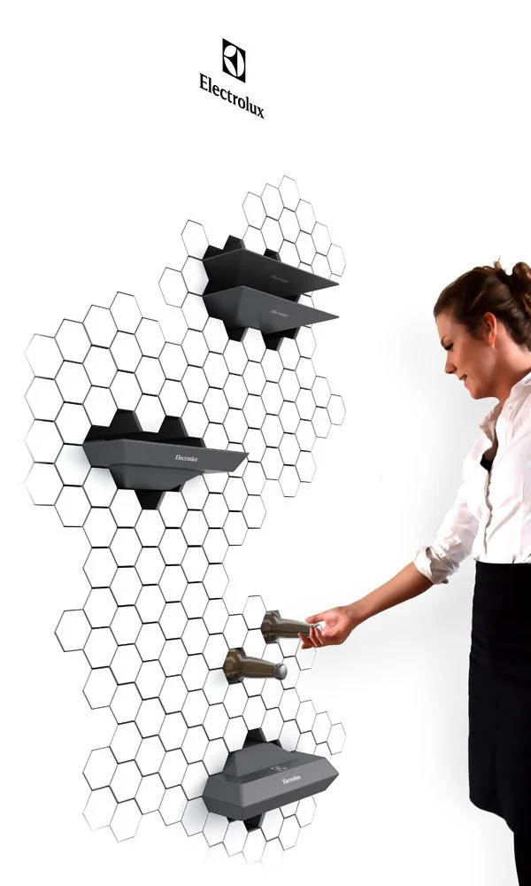 Chyba każdemu z nas zdarzało się zapomnieć o jedzeniu pozostawionym w lodówce. Dzięki lodwoce przyszłości Electroluxa nic takiego nam nie grozi. Wszystko dlatego, że znajdująca się w niej żywność nie jest niczym osłonięta. Wystarczy rzucić okiem w jej stronę i natychmiast wiemy co znajduje się w środku.