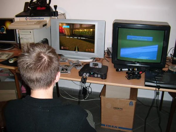 "Quake" w wersji na konsolę Nintendo 64 (po lewej). Raczej średnio udana konwersja "Quake" w wersji na konsolę Nintendo 64 (po lewej). Raczej średnio udana konwersja