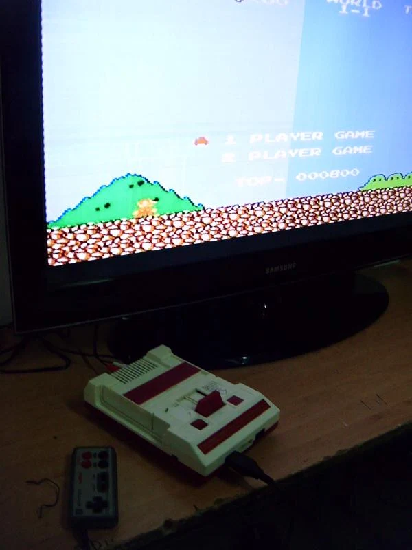 A to jedna z dostępnych w Polsce podróbek konsoli Nintendo - wzorowana na japońskim odpowiedniku, konsoli Famicom A to jedna z dostępnych w Polsce podróbek konsoli Nintendo - wzorowana na japońskim odpowiedniku, konsoli Famicom
