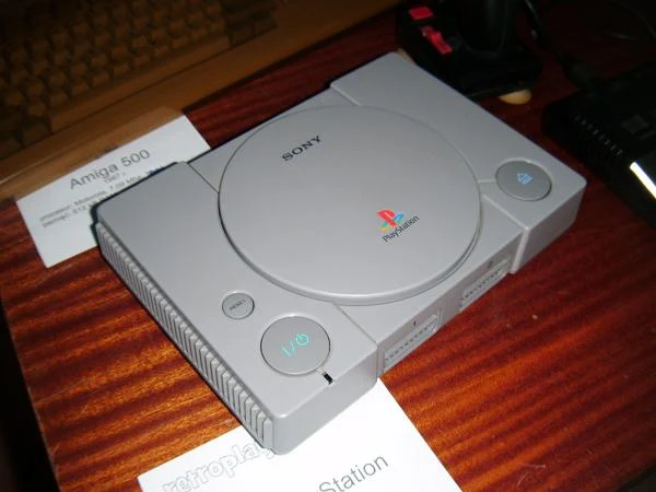A oto i PlayStation, czyli PSX, zwane także "Szarakiem". Kultowy sprzęt dla wielu graczy. Esencja konsol drugiej połowy lat 90. A oto i PlayStation, czyli PSX, zwane także "Szarakiem". Kultowy sprzęt dla wielu graczy. Esencja konsol drugiej połowy lat 90.
